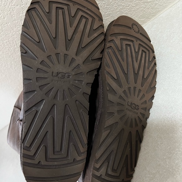 Woman’s UGG Size 9 tall boot in brown leather
These are in very good condition. - Picture 4 of 6